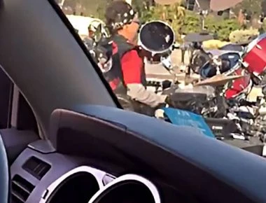 Παίζοντας ντραμς πάνω σε ένα τρίκυκλο! (βίντεο)
